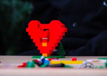 LEGO Türkiye ile Hilltown AVM'de Yılbaşı Ağacı Süsleme Projesi